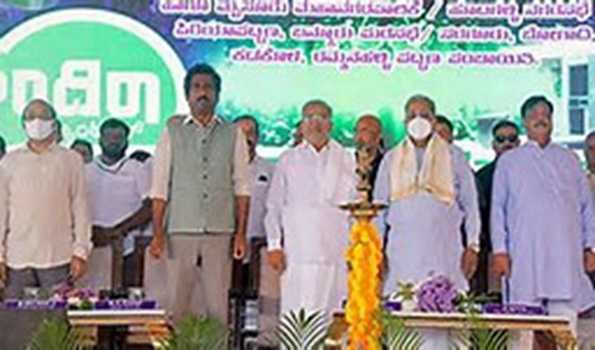 Karnataka CM dons mask amid COVID concerns