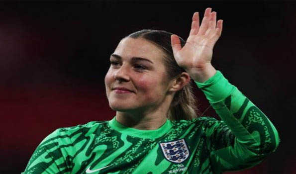 Earps announces shock England retirement after losing place