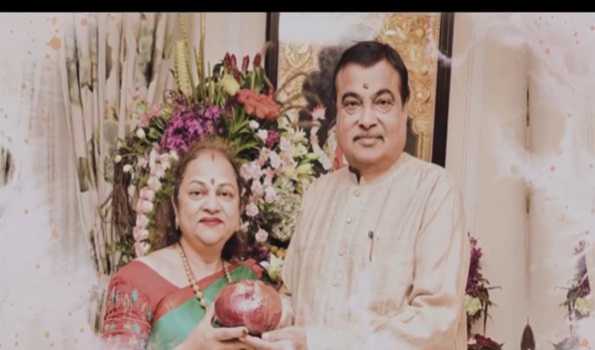 Maha: Nitin Gadkari's wife grows organic onions each weighing about 800 gm in their Nagpur farm