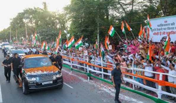 PM Modi holds roadshow in Patna, people in large numbers cheer him