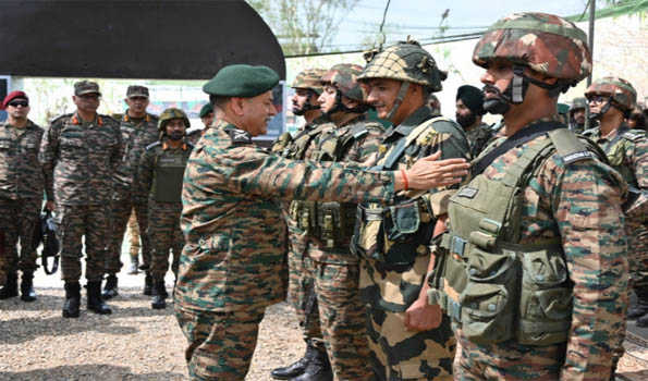 Army Chief visits forward posts in Sunderbani sector of J&K