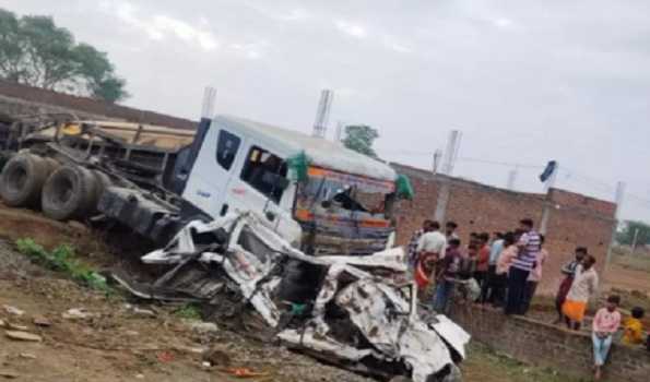 MP: 9 killed as truck overturns and falls on van in Jhabua