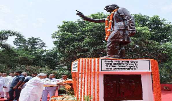 Nitish pays tributes to J P to mark Sampoorna Kranti Diwas