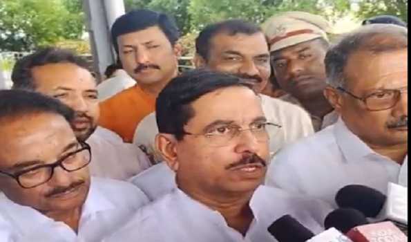 Not even fit to sit in Opposition: Joshi slams Kharge