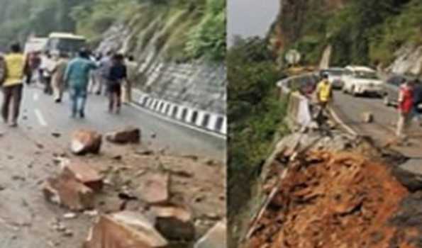 Maha: Landslide in Karul ghat disrupts vehicular traffic