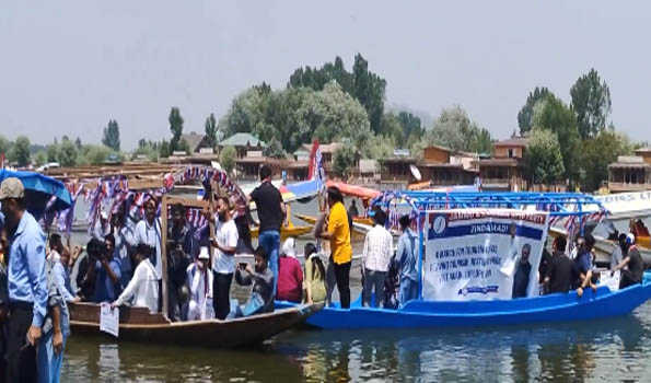 Apni Party holds  Shikara rally to woo tourists