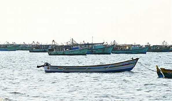 Mech vessel sinks in mid sea, one TN fisherman missing, 3 returns shore safely