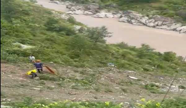 Vehicle falls into Alaknanda; one body found