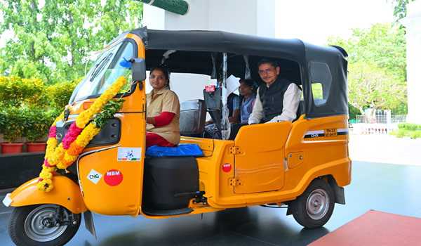 TN Guv presents auto to woman entrepreneur