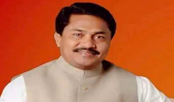 Maha Congress leader suspended for one day  after climbing Speaker's podium