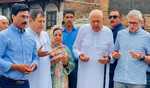 Won't be stopped, says Omar as he climbs wall to visit martyrs' graveyard