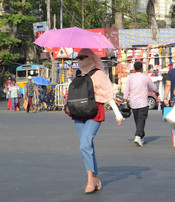 KOLKATA, APR 27 (UNI):- A girl cover her face to protect herself from scorching sun during hot afternoon in Kolkata on Saturday. UNI PHOTO-68U