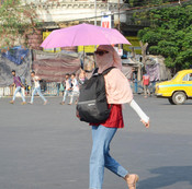 KOLKATA, APR 27 (UNI):- A girl cover her face to protect herself from scorching sun during hot afternoon in Kolkata on Saturday. UNI PHOTO-69U
