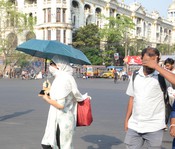 KOLKATA, APR 27 (UNI):- A girl cover her face to protect herself from scorching sun during hot afternoon in Kolkata on Saturday. UNI PHOTO-70U