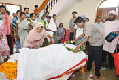 RAMGARH (JHARKHAND), APR 27 (UNI):- Jharkhand Mukti Morcha (JMM) leader and Jharkhand Cabinet Minister Basant Soren offers tribute to the dead body of his elder brother of JMM Chief Shibu Soren, Raja Ram Soren after his demise due to prolonged illness at Nemra, in Ramgarh, on Saturday. UNI PHOTO-79U