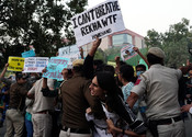 NEW DELHI, NOV 9 (UNI):- Police form a circle around protesters as they demonstrate against the Central and State governments’ failure to curb alarming AQI levels and their adverse impact on public health at India Gate on Sunday. UNI PHOTO- RITIK SHARMA 10U