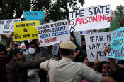 NEW DELHI, NOV 9 (UNI):- Police form a circle around protesters as they demonstrate against the Central and State governments’ failure to curb alarming AQI levels and their adverse impact on public health at India Gate on Sunday. UNI PHOTO- RITIK SHARMA 11U