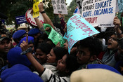 NEW DELHI, NOV 9 (UNI):- Police form a circle around protesters as they demonstrate against the Central and State governments’ failure to curb alarming AQI levels and their adverse impact on public health at India Gate on Sunday. UNI PHOTO- RITIK SHARMA 12U