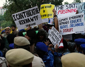 NEW DELHI, NOV 9 (UNI):- Police form a circle around protesters as they demonstrate against the Central and State governments’ failure to curb alarming AQI levels and their adverse impact on public health at India Gate on Sunday. UNI PHOTO- RITIK SHARMA 13U