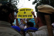 NEW DELHI, NOV 9 (UNI):- Police form a circle around protesters as they demonstrate against the Central and State governments’ failure to curb alarming AQI levels and their adverse impact on public health at India Gate on Sunday. UNI PHOTO- RITIK SHARMA 14U