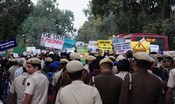 NEW DELHI, NOV 9 (UNI):- Police form a circle around protesters as they demonstrate against the Central and State governments’ failure to curb alarming AQI levels and their adverse impact on public health at India Gate on Sunday. UNI PHOTO- RITIK SHARMA 8U