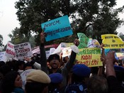 NEW DELHI, NOV 9 (UNI):- Police form a circle around protesters as they demonstrate against the Central and State governments’ failure to curb alarming AQI levels and their adverse impact on public health at India Gate on Sunday. UNI PHOTO- RITIK SHARMA 9U