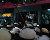 NEW DELHI, NOV 9 (UNI):- Protesters are detained in buses during demonstrations against the Central and State governments’ failure to control alarming AQI levels and their impact on public health, despite the area being a designated no-protest zone at India Gate on Sunday. UNI PHOTO- RITIK SHARMA 17U