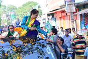 JHARKHAND, NOV 9 (UNI):- Jharkhand Chief Minister Hemant Soren's wife and JMM MLA Kalpana Murmu Soren campaign and election rally ahead of Ghatshila By Election in Ghatshila, Jharkhand on Sunday. UNI PHOTO- 99U