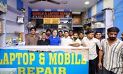 NEW DELHI, JUN 21 (UNI):- Leader of Opposition in the Lok Sabha and Congress leader Rahul Gandhi interacts with Mobile technicians at Nehru Place, in New Delhi on Saturday. UNI PHOTO-192U NEW DELHI, JUN 21 (UNI):- Leader of Opposition in the Lok Sabha and Congress leader Rahul Gandhi interacts with Mobile technicians at Nehru Place, in New Delhi on Saturday. UNI PHOTO-192U