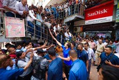NEW DELHI, JUN 21 (UNI):- Leader of Opposition in the Lok Sabha and Congress leader Rahul Gandhi interacts with Mobile technicians at Nehru Place, in New Delhi on Saturday. UNI PHOTO-193U NEW DELHI, JUN 21 (UNI):- Leader of Opposition in the Lok Sabha and Congress leader Rahul Gandhi interacts with Mobile technicians at Nehru Place, in New Delhi on Saturday. UNI PHOTO-193U