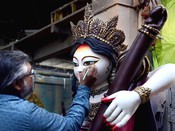 KOLKATA,20JAN (UNI):-Artisans carry an idol of Goddess Saraswati from Kumartuli ahead of the Saraswati Puja celebrations,in Kolkata on Tuesday.UNI PHOTO-131U