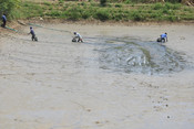RANCHI,  APR 27,(UNI):-  People catching fish  in a dried pond on a hot summer day on the outskirts of Ranchi  on Saturday.UNI PHOTO-19u
