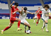 DOHA, April 27, 2024 (UNI/Xinhua) -- Nguyen Van Tung (L) of Vietnam vies with Ahmed Hasan Al-Reeshawee (C) of Iraq during the quarter-final match between Iraq and Vietnam at AFC U23 Asian Cup Qatar 2024 football tournament in Doha, Qatar, April 26, 2024.UNI PHOTO-9F